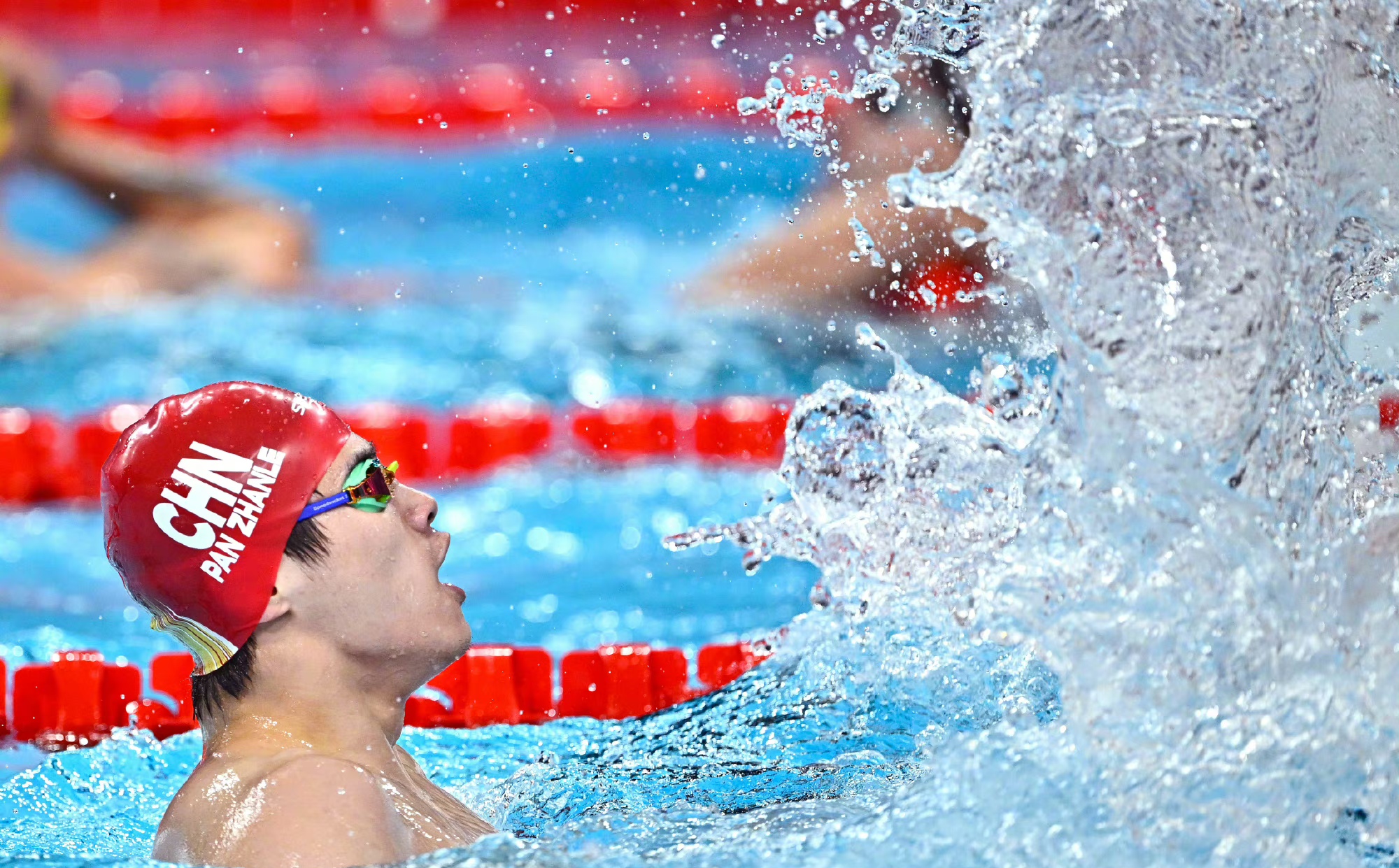 DB官网-游泳比赛中选手全力以赴冲刺终点