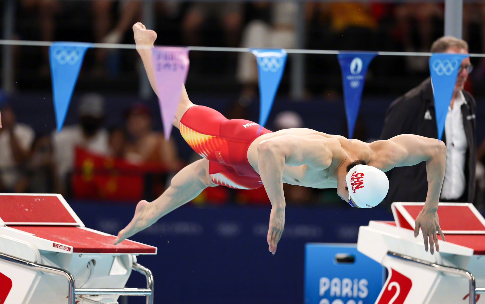 游泳比赛中选手全力以赴冲刺终点