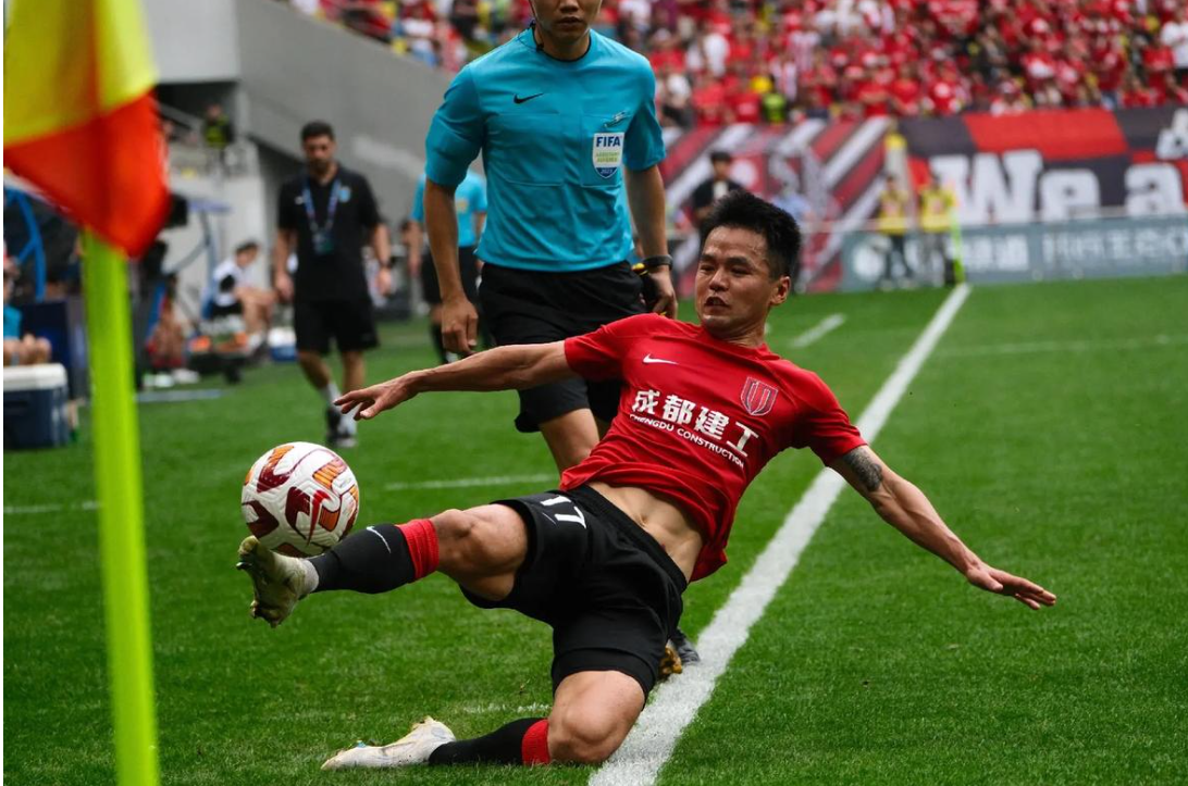 包含战火连连！国内足球联赛球员身手不凡的词条