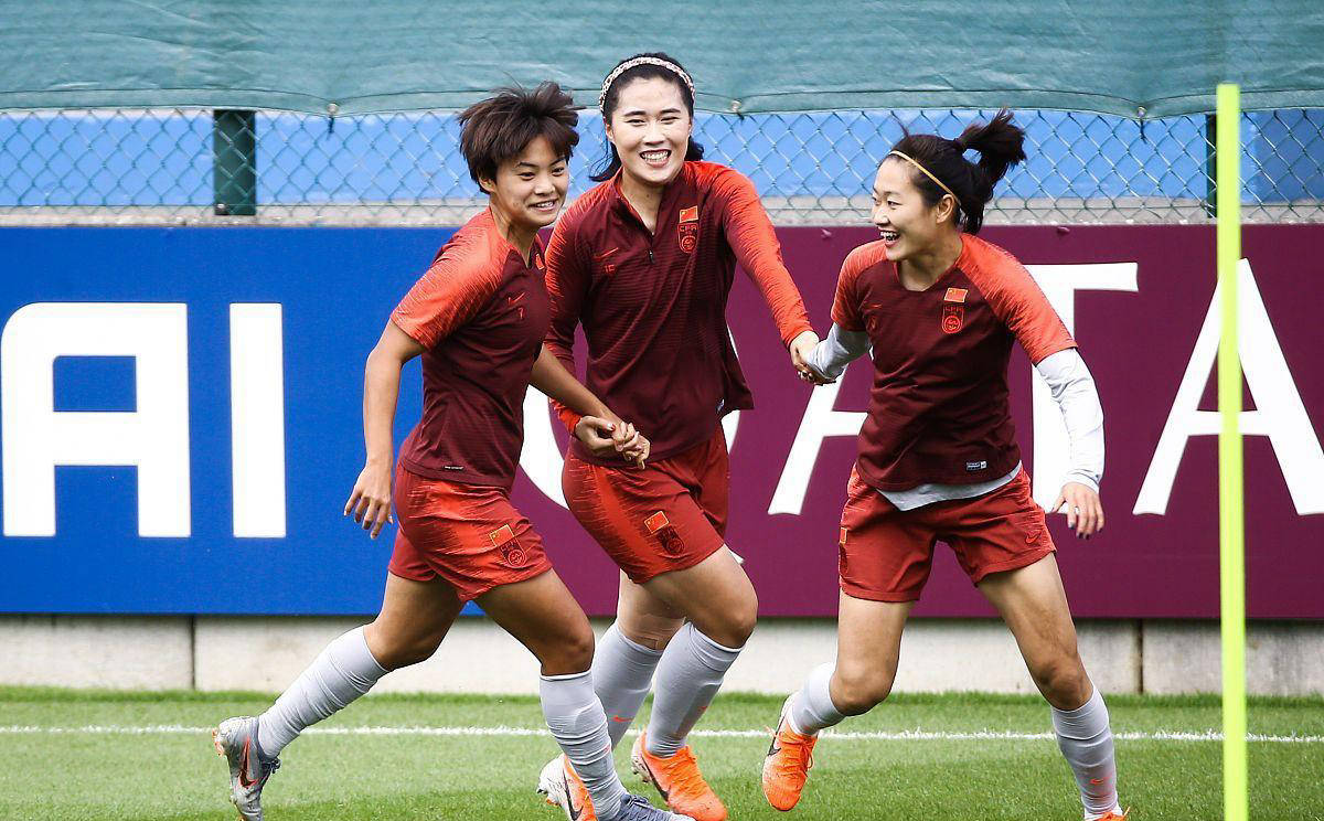 包含中国U-女足在比赛中斩获连胜，实力强劲的词条